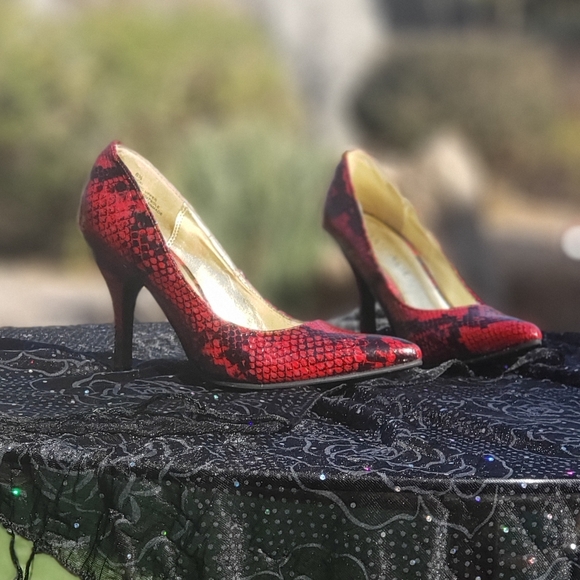 Red/Black Snake Skin Pointed Heels - Picture 2 of 13